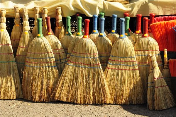 The meaning and symbol of Broom in dream