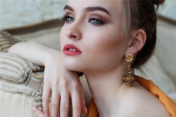 The meaning and symbol of Gold earrings in dream