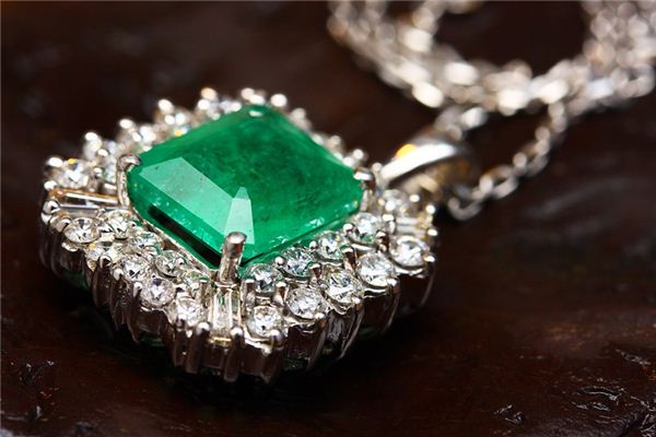 The meaning and symbol of Emerald in dream