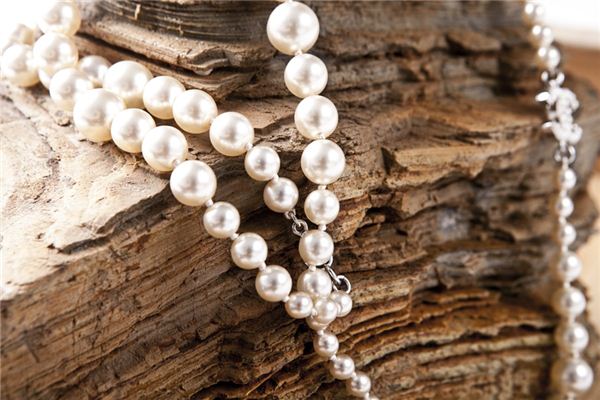 The meaning and symbol of Pearl necklace in dream