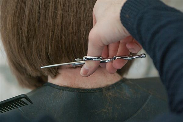 The meaning and symbol of Cut people’s hair in dream