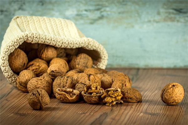 The meaning and symbol of Beat walnuts in dream
