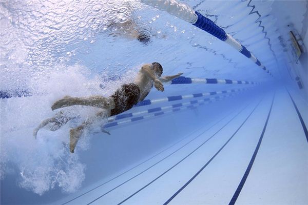 What does swimming choking water mean and symbolize in dreams?