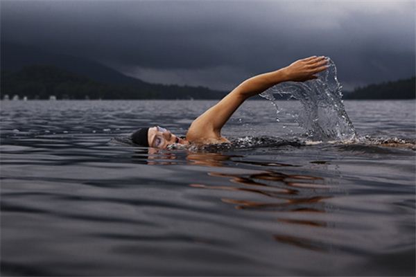 What does swimming in the water mean and symbolize in dreams?