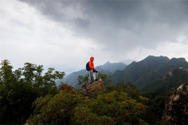 What is the meaning and symbol of hard climbing up the mountain in the dream?