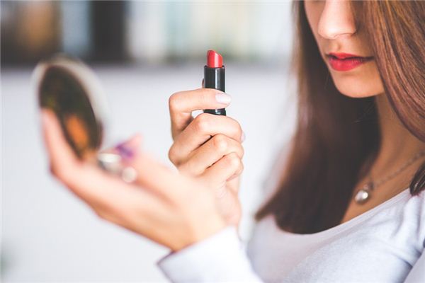 What does lipstick mean and symbolize in dreams?