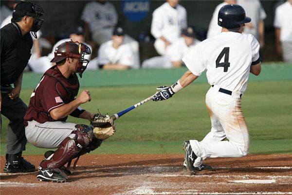 What is the meaning and symbol of playing baseball in a dream?