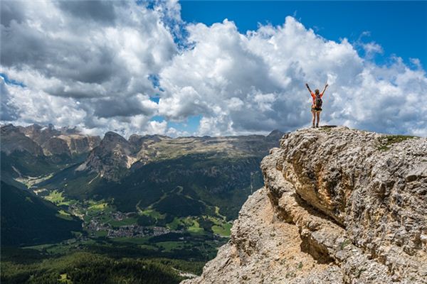 What is the meaning and symbolism of climbing to the top of the mountain in the dream?