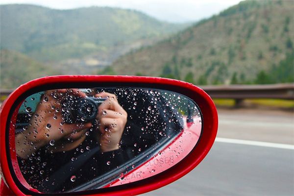 What does driving in the rain mean and symbolize?