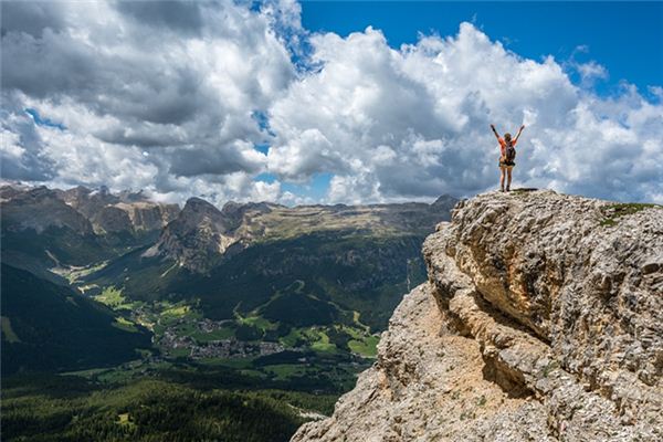 What is the meaning and symbol of mountain climbing in the dream?