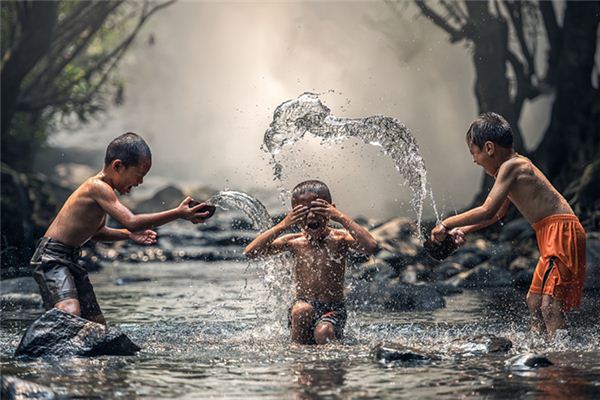 What is the meaning and symbolism of playing in the water in a dream?