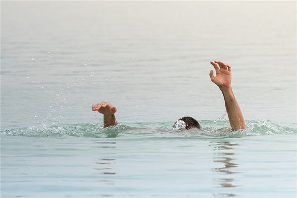 What is the meaning and symbol of swimming to save people in dreams?