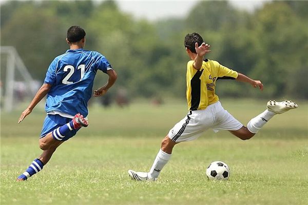 What is the meaning and symbolism of playing football and shooting goals in a dream?