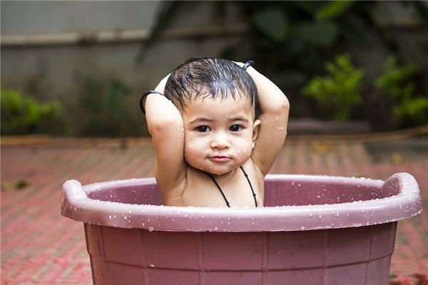 What is the meaning and symbol of bathing in dreams?