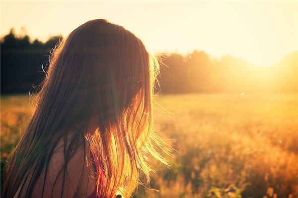 What is the meaning and symbol of combing hair in dreams?