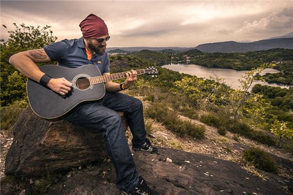 What does singing mean and symbolize in dreams?