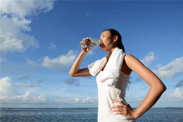 What is the meaning and symbolism of taking out spring water or well water to drink in a dream?