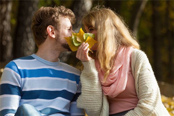 What is the meaning and symbolism of kissing a star in a dream?