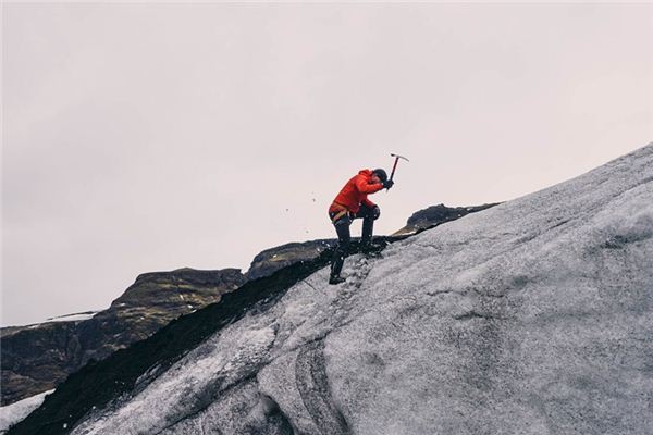 What does mountaineering in the rain mean and symbolize in dreams?