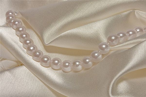 What is the meaning and symbolism of picking up pearls in a dream?