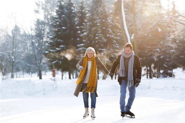 What is the meaning and symbolism of walking on ice in a dream?