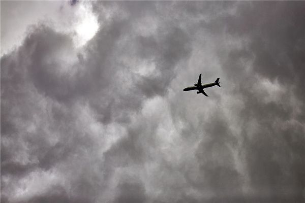 What is the meaning and symbol of watching airplanes in dreams?