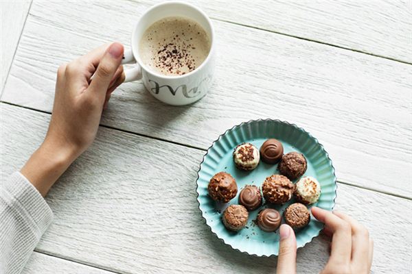 The meaning and symbol of eating chocolate in dreams