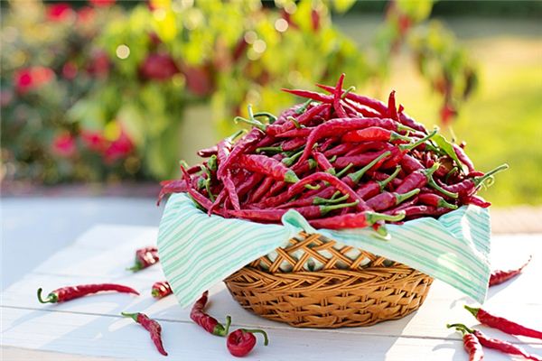 The meaning and symbol of eating chili in dreams