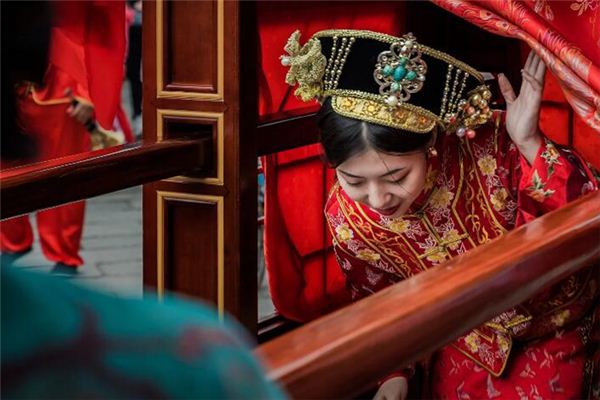 The meaning and symbol of riding a sedan chair in dreams