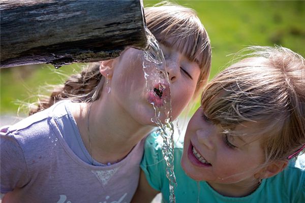 The meaning and symbol of drinking water in dreams