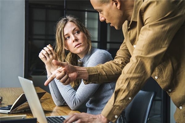 The meaning and symbol of beating a female colleague in dreams