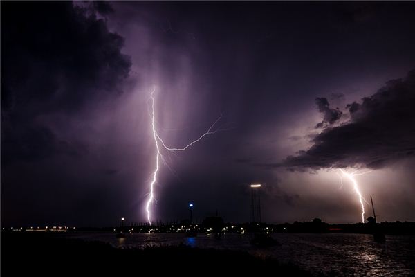 The meaning and symbol of being struck by lightning in dreams