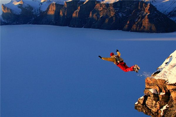 The meaning and symbol of cliff jumping in dreams