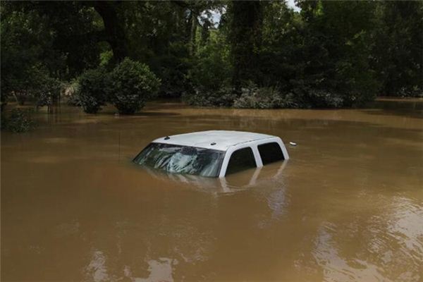 The meaning and symbol of the car being submerged in a dream