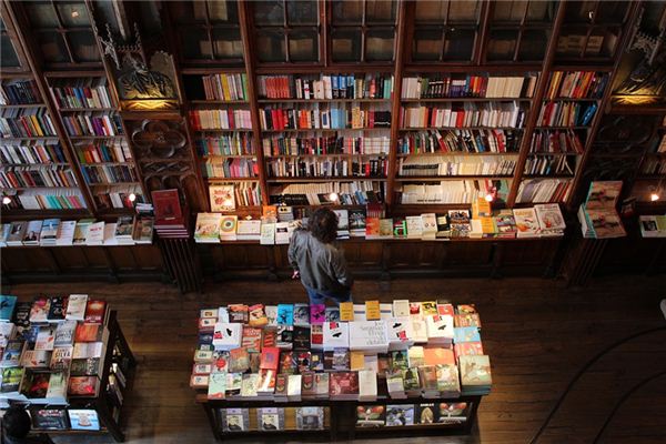 The meaning and symbol of buying books in dreams