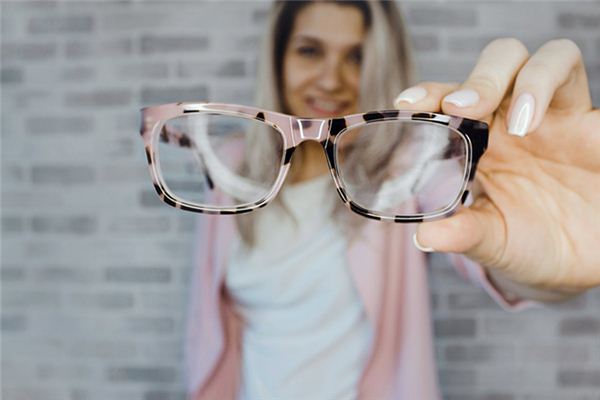 The meaning and symbol of wearing glasses in dreams