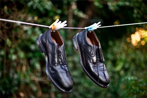 The meaning and symbol of washing shoes in dreams
