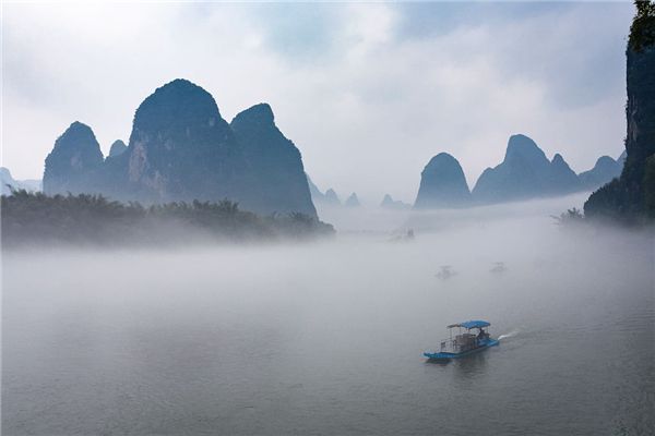 The meaning and symbol of the ship trapped in the thick fog in the dream