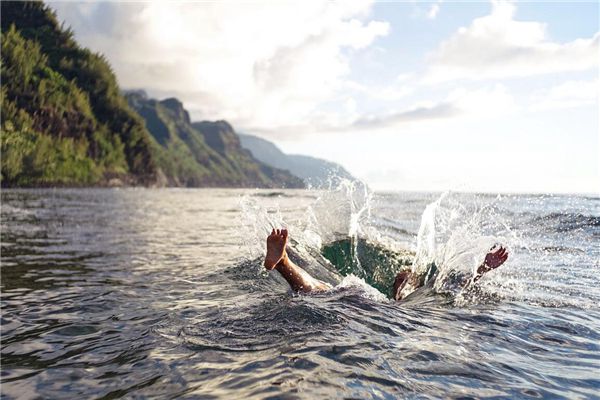 The meaning and symbol of someone pushing himself into the water in a dream