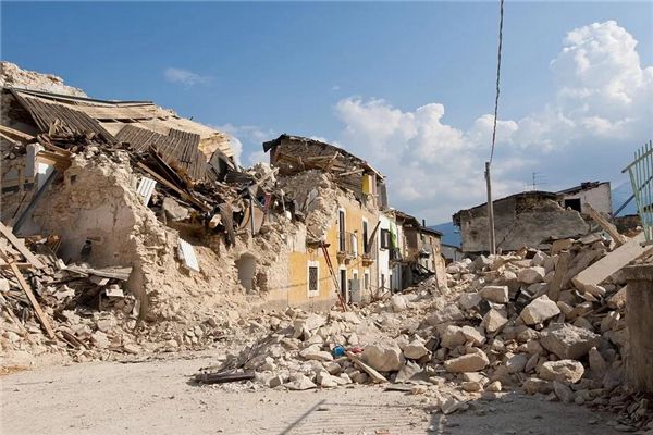 The meaning and symbol of the collapse of the earthquake’s own house in the dream