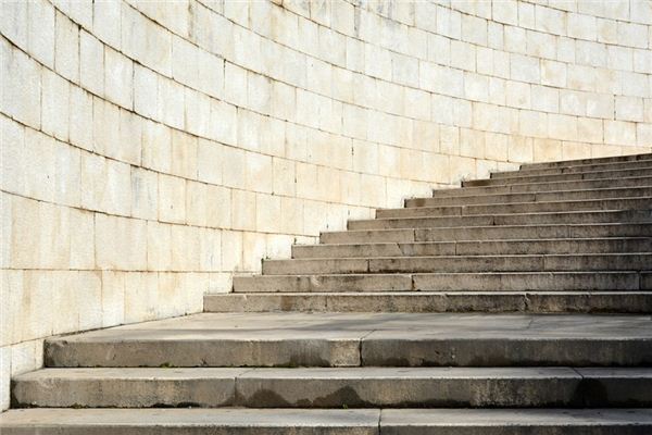 The meaning and symbol of climbing stone steps in dreams