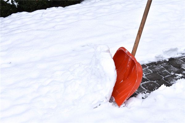 The meaning and symbol of snow shoveling in dreams
