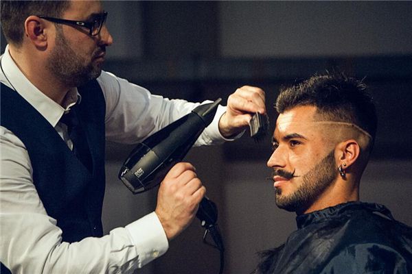 The meaning and symbol of friends cutting hair in dreams