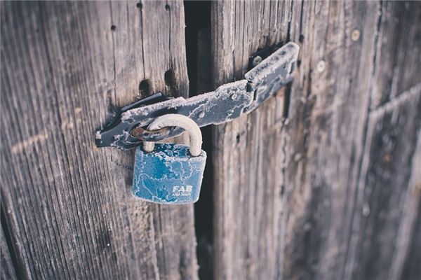 The meaning and symbol of locking the door in dreams