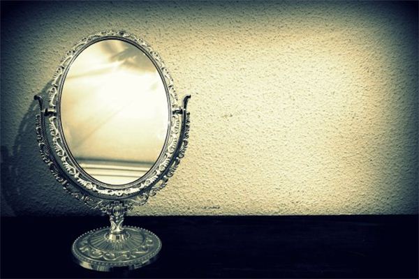 The meaning and symbol of dreaming that someone gave me a mirror