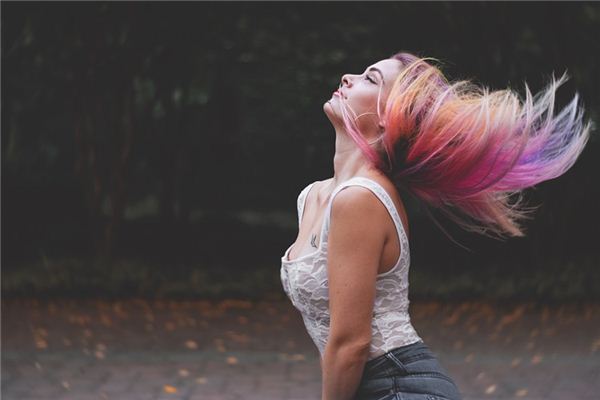 The meaning and symbol of a pinch of hair loss in dreams