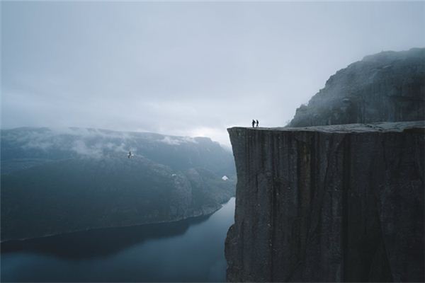 The meaning and symbol of cliffs in dreams