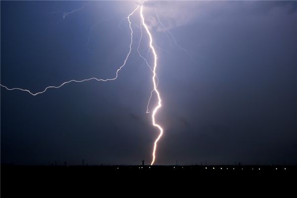 The meaning and symbolism of thunder and lightning in dreams