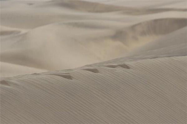 The meaning and symbol of flowing sand in dreams