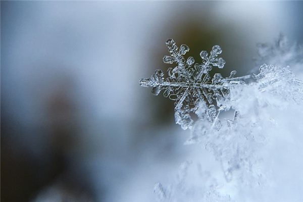 The meaning and symbol of water frozen into ice in dreams